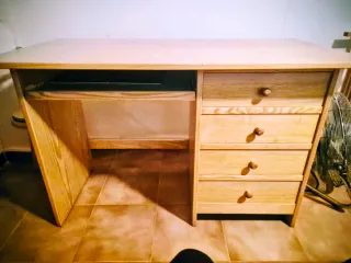 Escritorio de madera con 4 cajones