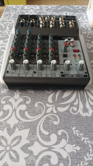 Mezclador Behringer Xenyx Q802USB