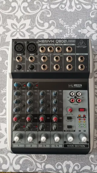 Mezclador Behringer Xenyx Q802USB