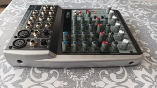 Mezclador Behringer Xenyx Q802USB