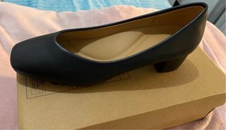 Zapatos de salón negros tacón cuadrado