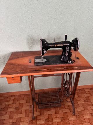 Máquina de coser antigua SIGMA con mueble