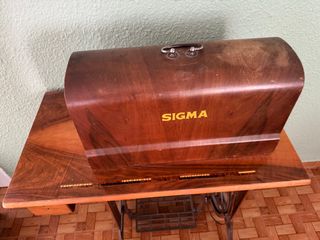 Máquina de coser antigua SIGMA con mueble