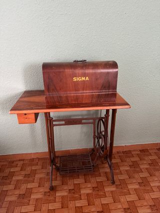 Máquina de coser antigua SIGMA con mueble