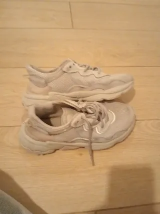 Zapatillas Adidas ozweego Talla 39.5 Beige/Blanco