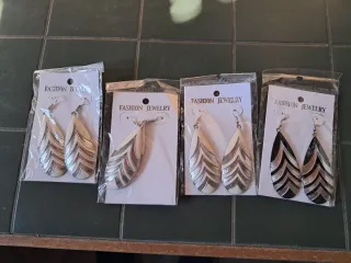 Pendientes largos llamativos plateados y blancos