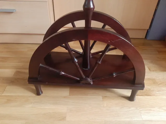 Revistero de madera con detalles dorados