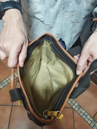 Bolso negro y marrón
