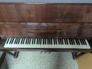 Piano Ruso Antiguo Marca LIRIKA