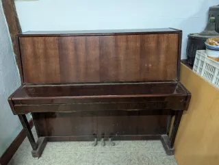 Piano Ruso Antiguo Marca LIRIKA