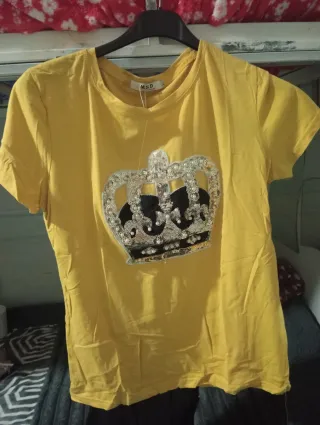 Camiseta amarilla con corona bordada