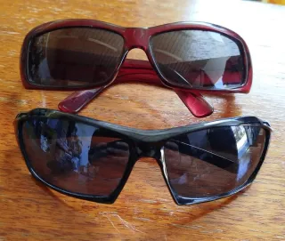 Gafas de sol negras y marrones