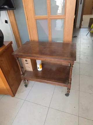 Mesa auxiliar de madera con ruedas