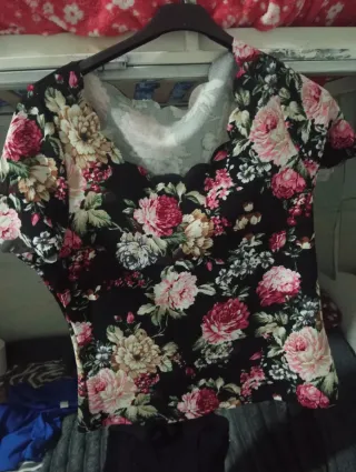 Camiseta floral escote pico