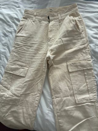 Pantalones cargo color crema