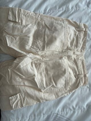 Pantalones cargo color crema