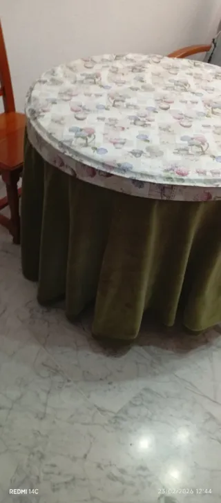 Mesa y 4 sillas estilo provenzal