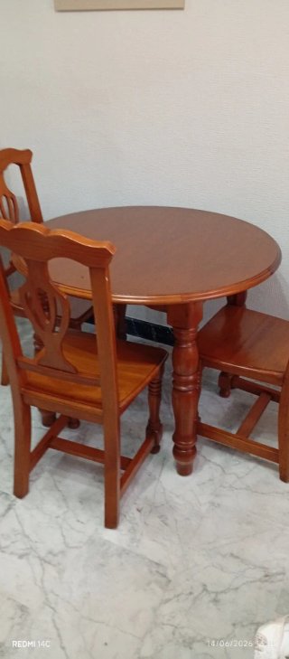 Mesa y 3 sillas estilo provenzal