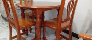 Mesa y 3 sillas estilo provenzal