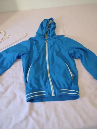 Chaqueta azul con capucha