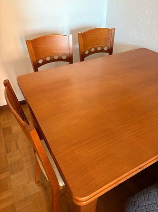 Mesa extensible madera + 6 sillas. Negociable