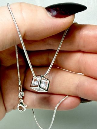 Cadena con colgante de plata. Circonita