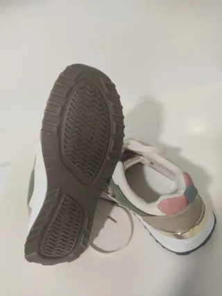 Zapatillas Beige y Blancas