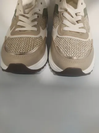 Zapatillas Beige y Blancas