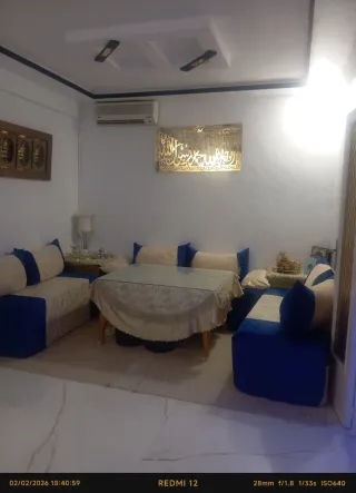 Salon marroquí con mesa alfompra 2 kwanat