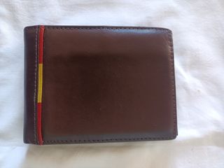 Billetera monedero marrón con detalles rojos