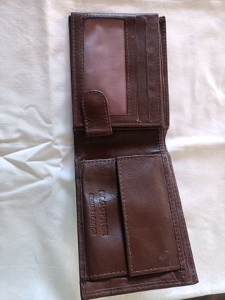 Billetera monedero marrón con detalles rojos