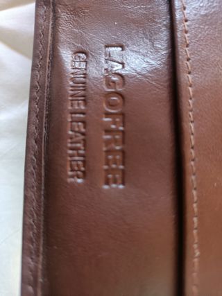 Billetera monedero marrón con detalles rojos