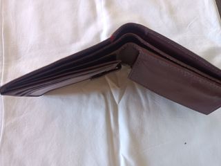 Billetera monedero marrón con detalles rojos