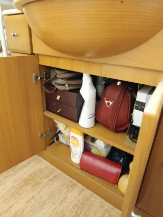 Mueble de baño con lavabo y espejo con bombillas.