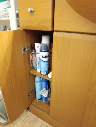 Mueble de baño con lavabo y espejo con bombillas.