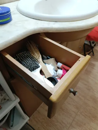 Mueble de baño con lavabo y espejo con bombillas.