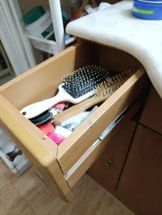 Mueble de baño con lavabo y espejo con bombillas.