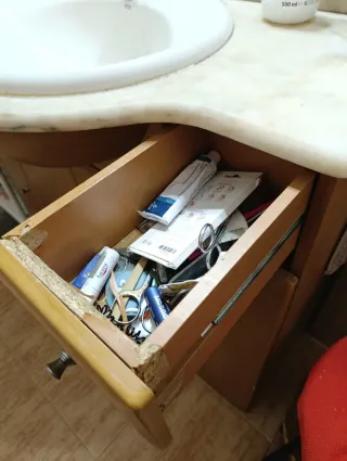 Mueble de baño con lavabo y espejo con bombillas.