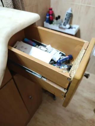 Mueble de baño con lavabo y espejo con bombillas.