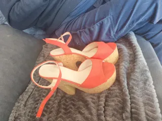 Cuñas rojas con plataforma