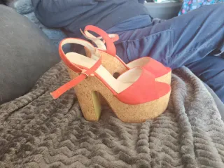 Cuñas rojas con plataforma