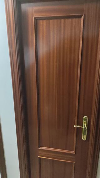 Dos puertas de madera con cristal y una sin.