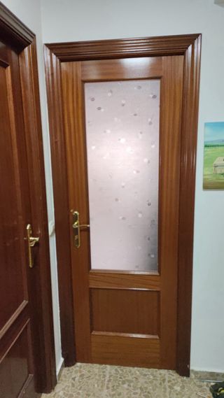 Dos puertas de madera con cristal y una sin.