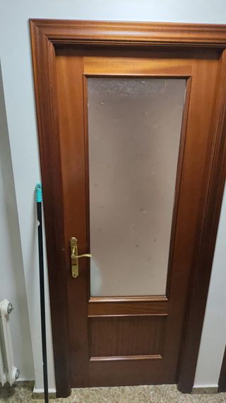 Dos puertas de madera con cristal y una sin.
