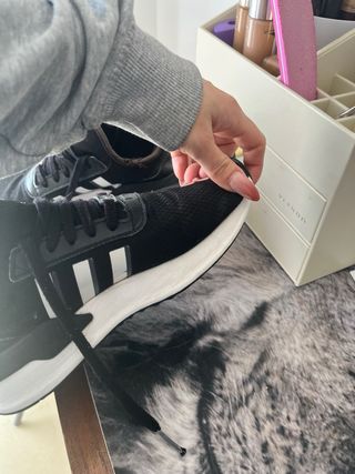 Botines Adidas Negros y Blancos