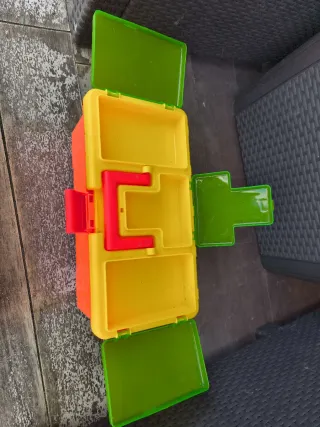 Caja de plástico con asa naranja y verde