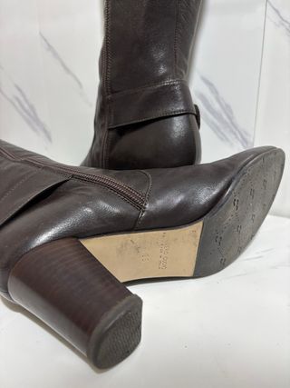 Stivali in pelle marrone con tacco e fibbia