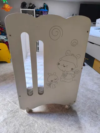 Cuna blanca con dibujos infantiles marca Micuna.