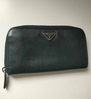 Billetera Prada piel negra, en buen estado.
