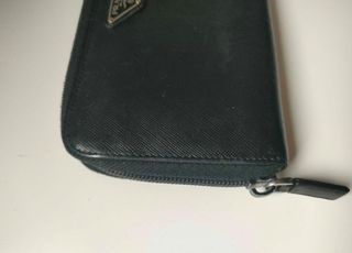 Billetera Prada piel negra, en buen estado.